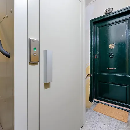 Hauzify I Domus Merceria Apartment